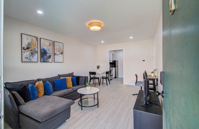 Building Photo - 845 Augusta Dr