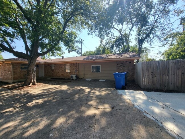 Building Photo - 1503 E Wells Ave