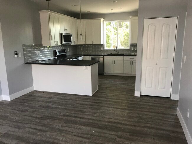 Kitchen - 4055 Brant St