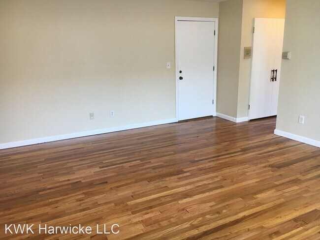 Building Photo - 698 Farmington Ave