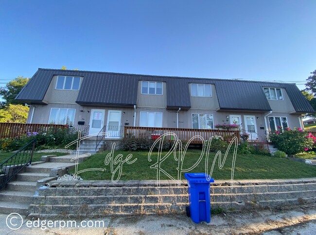 Building Photo - 917 E Bremer Ave