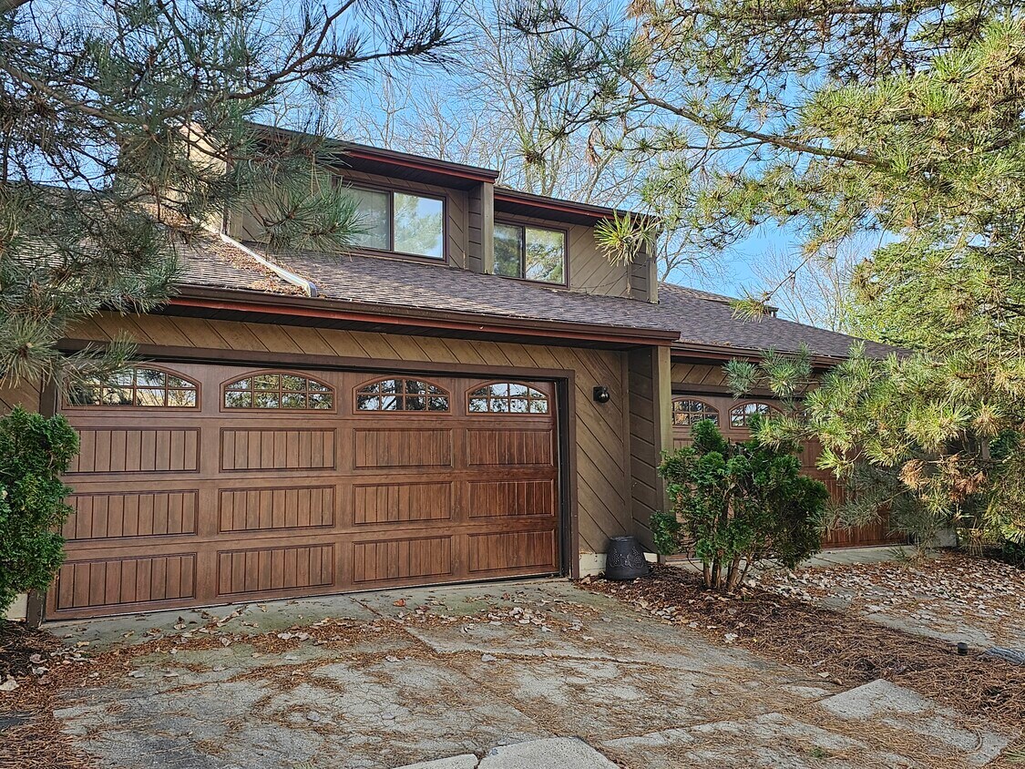 Primary Photo - 1317 Applegate Ln