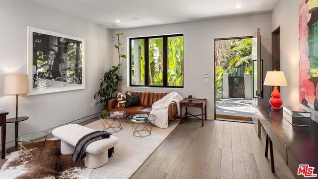 Foto del edificio - 1724 N Sierra Bonita Ave