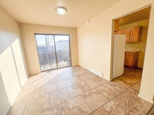 Foto del edificio - Spacious 3 Beds 1 Bath Townhouse