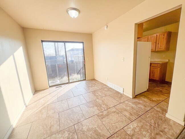 Building Photo - Spacious 3 Beds 1 Bath Townhouse