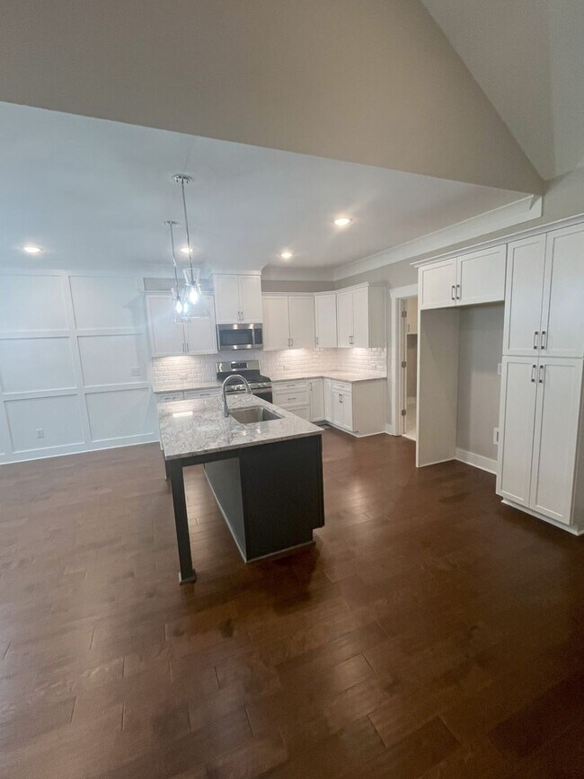 Building Photo - Luxury Townhouse in Summerfield NC