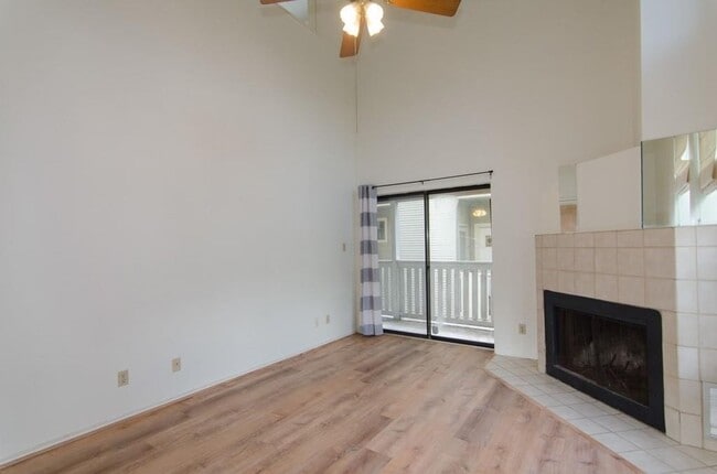 Building Photo - Quaint townhouse style condominium in Hyde...