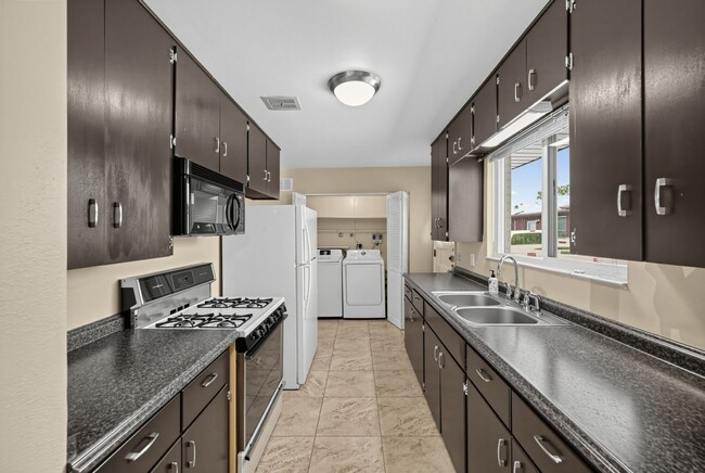 Building Photo - 1055 S Dale Ct