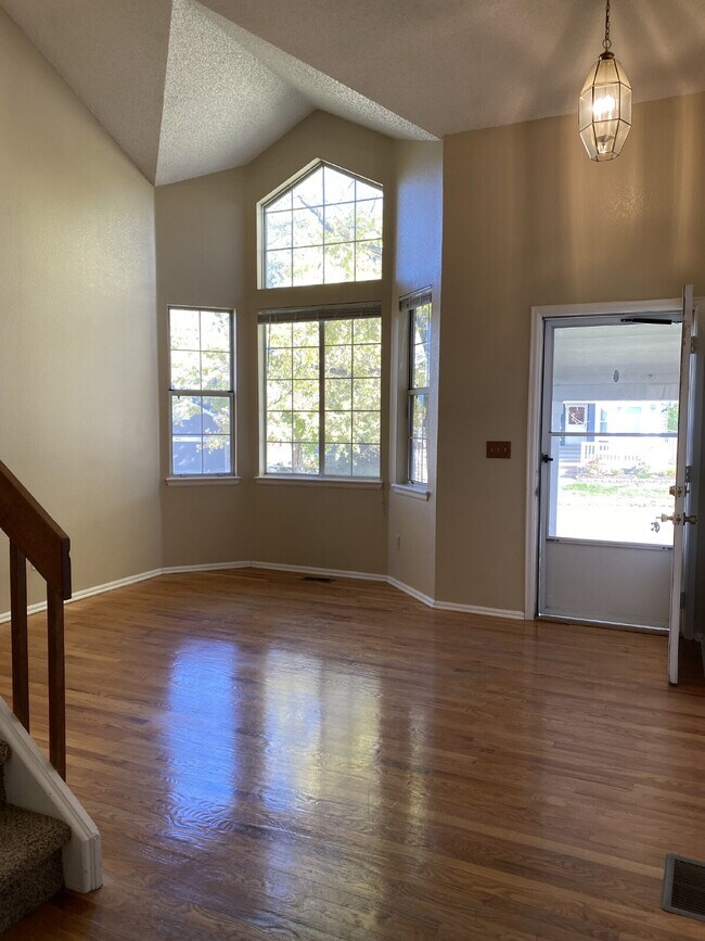 Building Photo - *AVAILABLE NOW* + Move In Special* Highlan...
