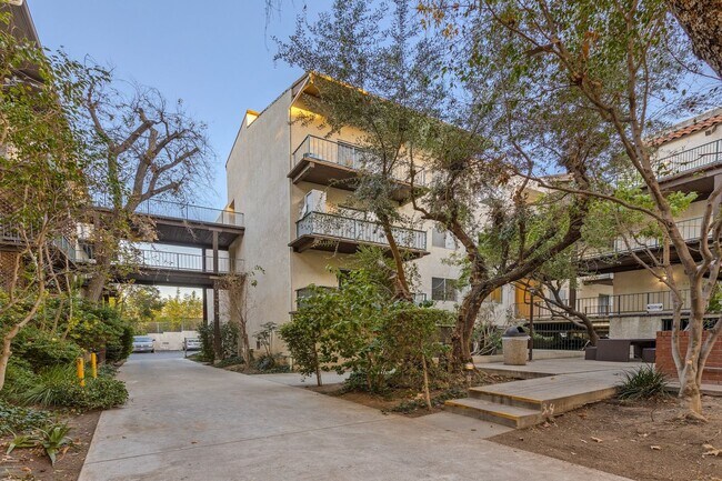 Foto del edificio - 5460 White Oak Ave