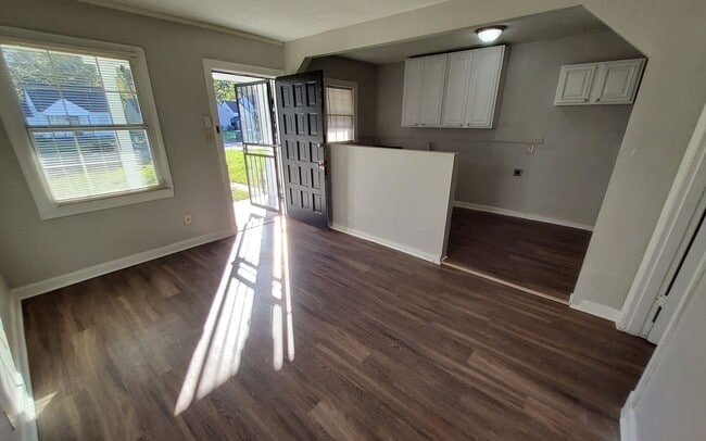 Building Photo - SECTION 8 WELCOME/ 1/2 OFF 1ST MONTH'S REN...