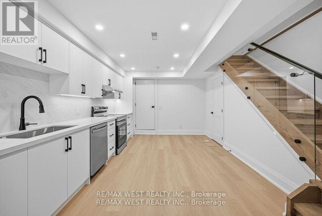 Building Photo - 390 St Clarens Ave