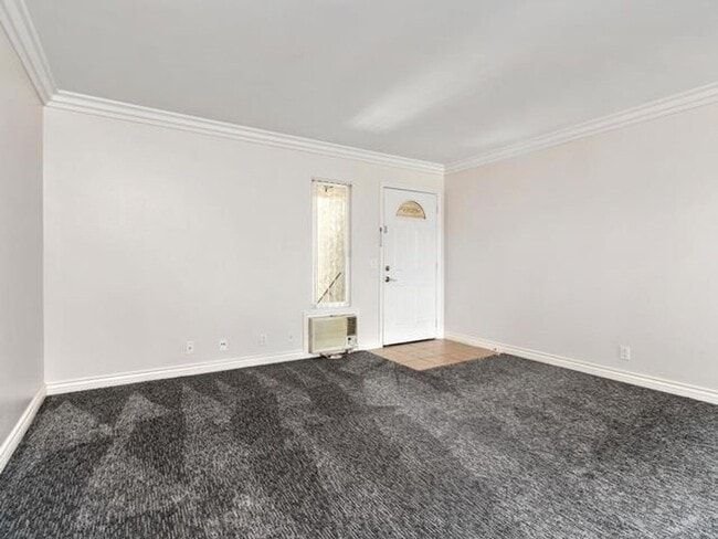 Building Photo - Beautiful Upper Level Condominium Home