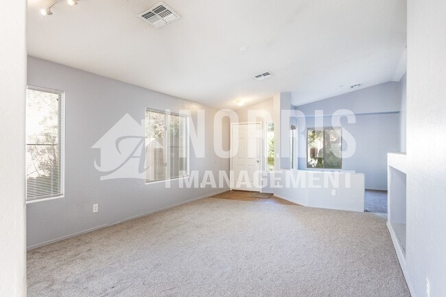 Foto del edificio - Great Home Located in Town with a Pool