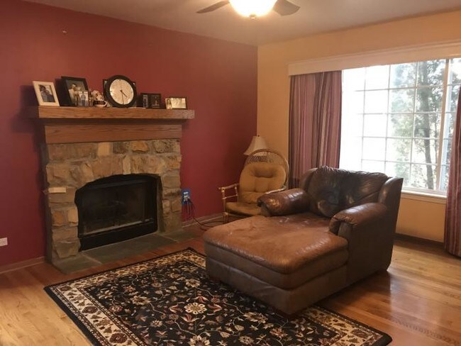 Building Photo - 3 bedroom in Aurora IL 60502