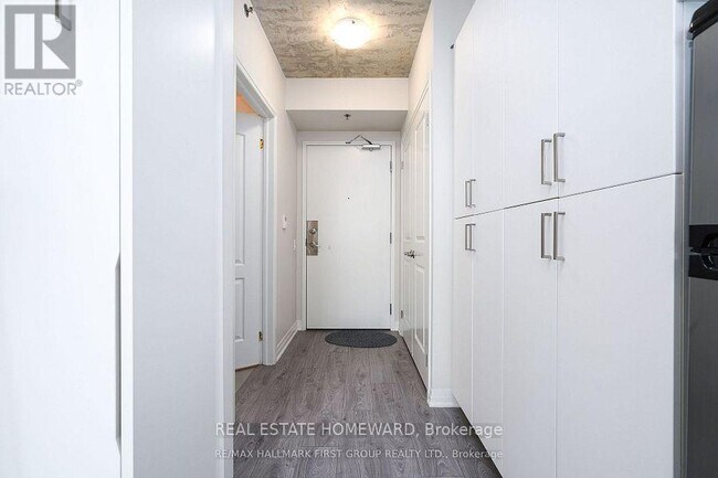 Photo du bâtiment - 1900 Simcoe St N