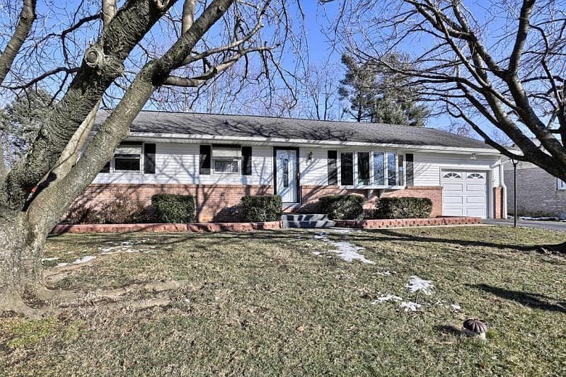 Primary Photo - Homely 3 bedroom ranch home