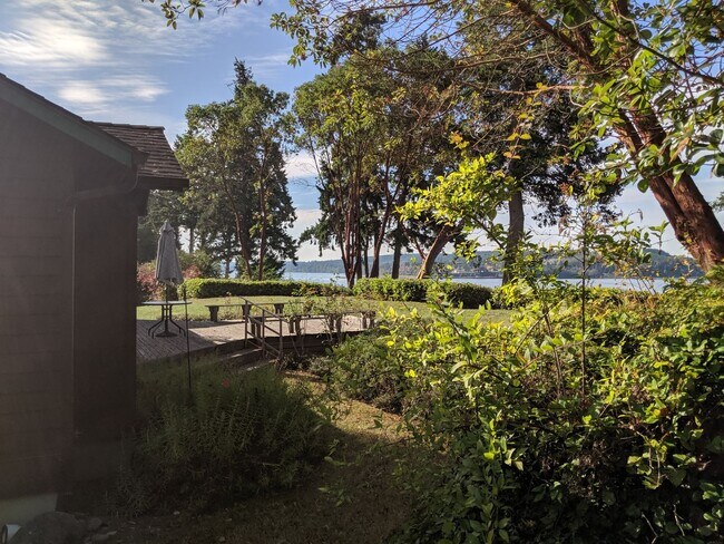 Building Photo - Gorgeous 3-bedroom home on Hood canal with...