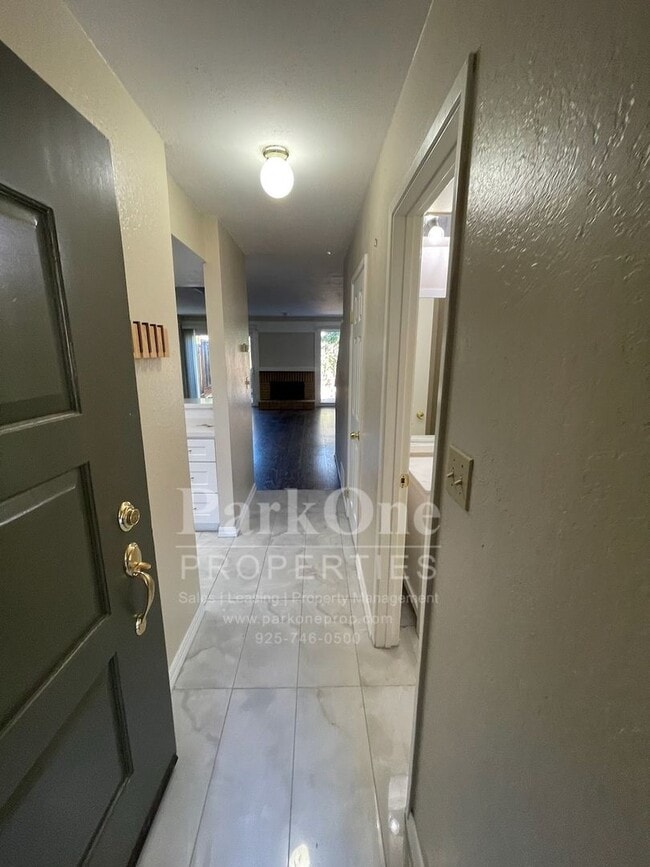 Foto del edificio - Spacious Town house in Pleasant Hill Now Available!