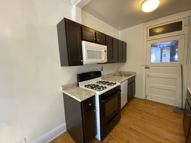 Kitchen - 3953 N Hoyne Ave