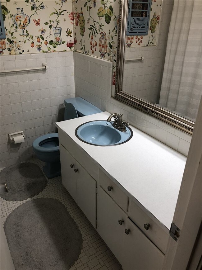 Building Photo - 5235 Hialeah Dr