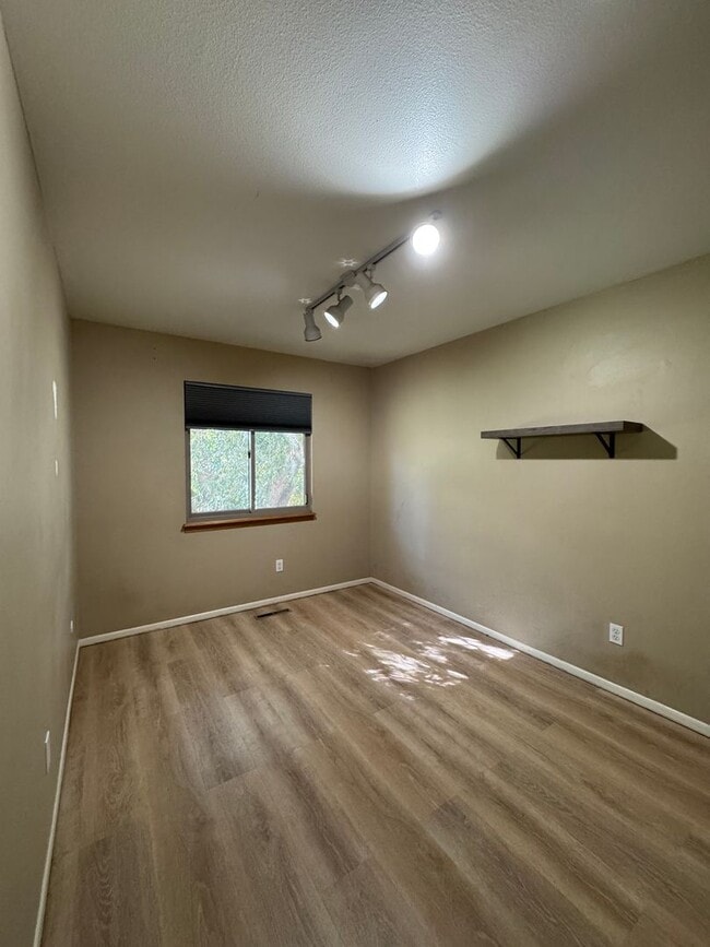 Building Photo - Great Tri-level home