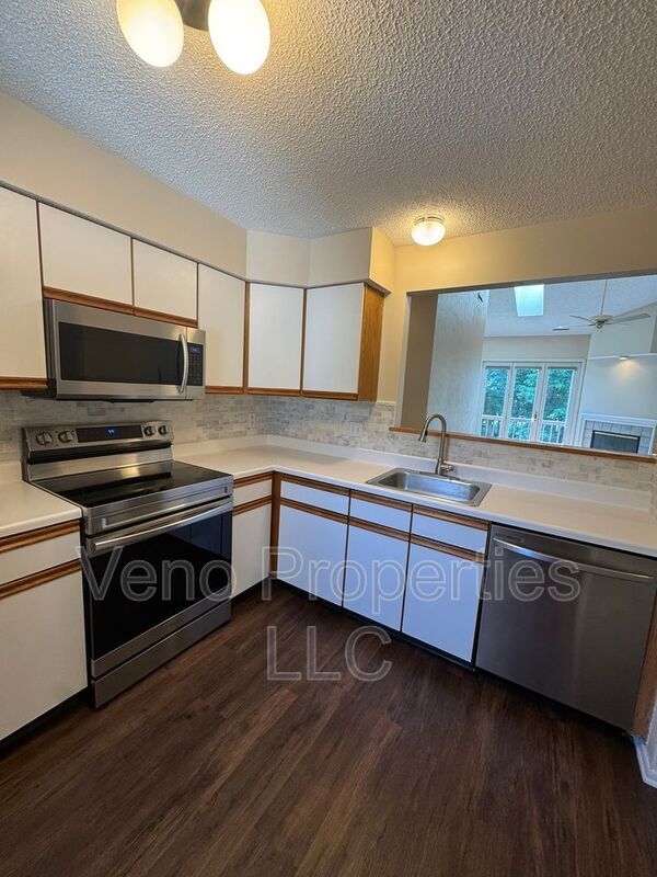 Building Photo - 4808 Foxwood Dr S