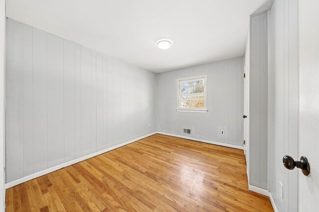 Building Photo - Huge House With Oversized Bedrooms!