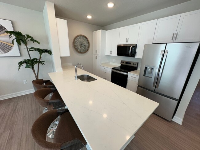 Building Photo - Lake Tavares Townhomes