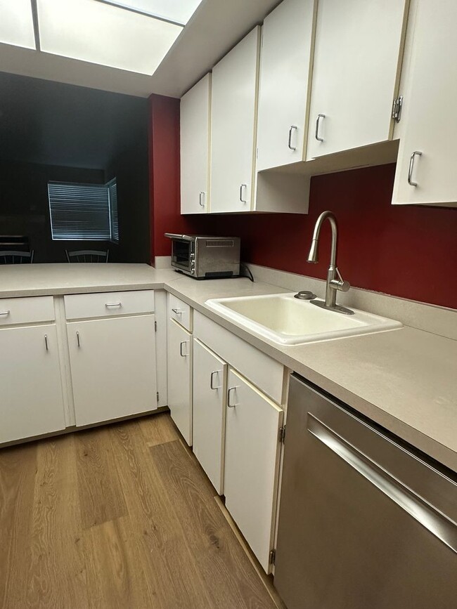Foto del edificio - QUINTET CONDO ON WEST BURNSIDE