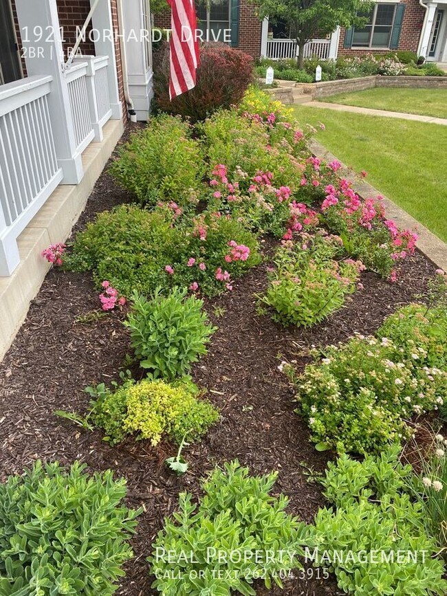 Building Photo - Beautiful Townhome in Brookfield!