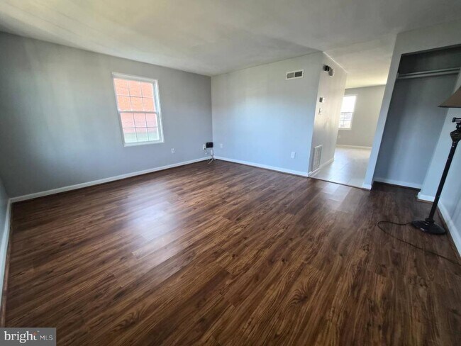 Foto del edificio - 7948 Eastdale Rd