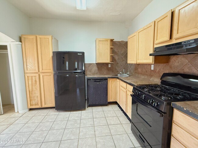 Building Photo - 121 N 12th Ave