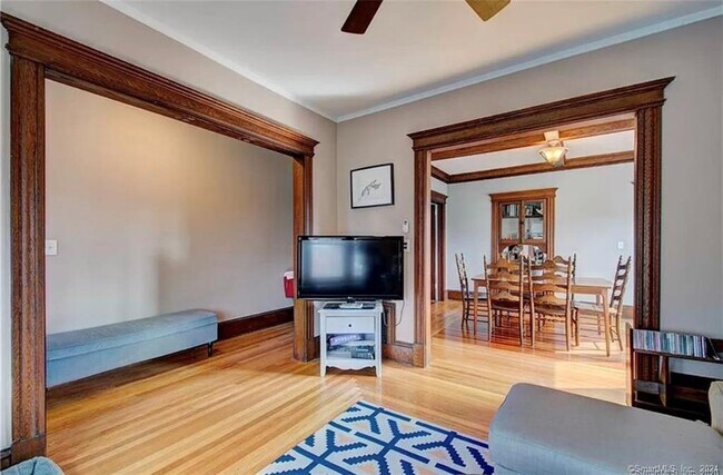 Building Photo - 44 Oakwood Ave