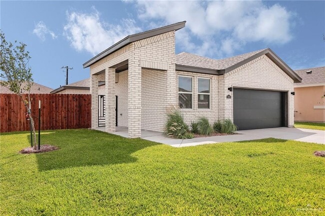 Building Photo - 2600 N Day Lily Ave