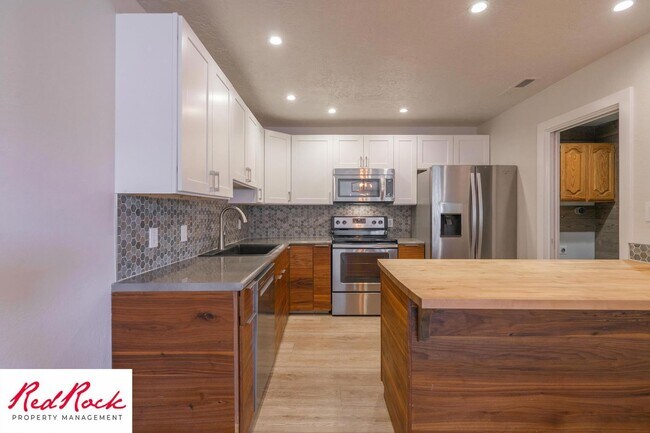 Foto del edificio - Newly Remodeled 3 Bedroom Townhome. Small ...