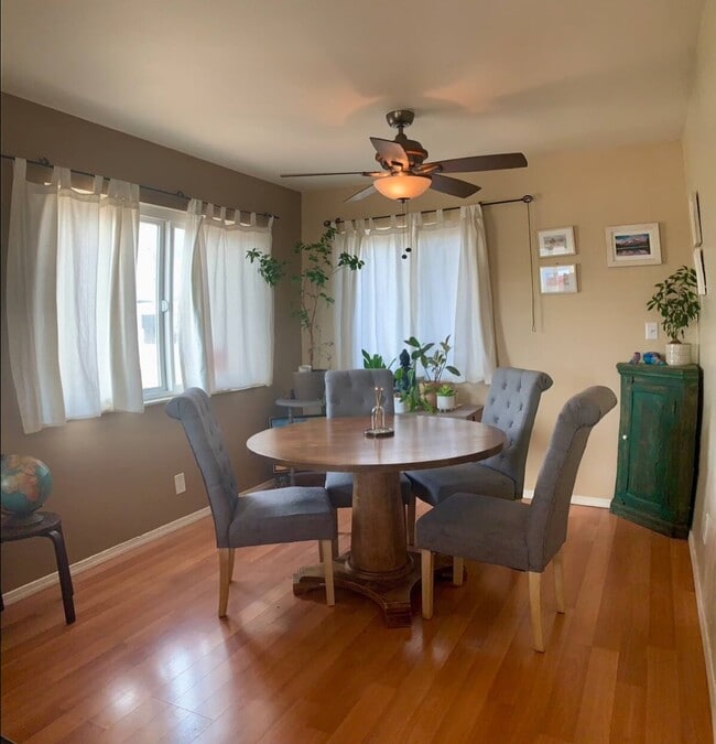 Dining nook - great natural lighting - 610 Lancaster Dr