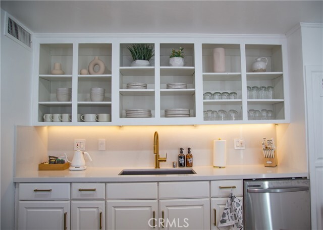 Foto del edificio - 5749 Halsey Ave