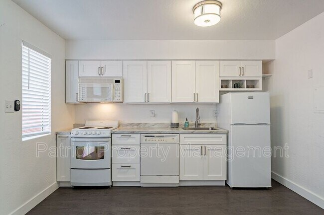 Building Photo - 1421 E Roosevelt St
