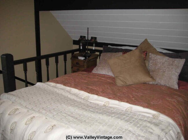 loft bedroom - 16714 Oak View Dr