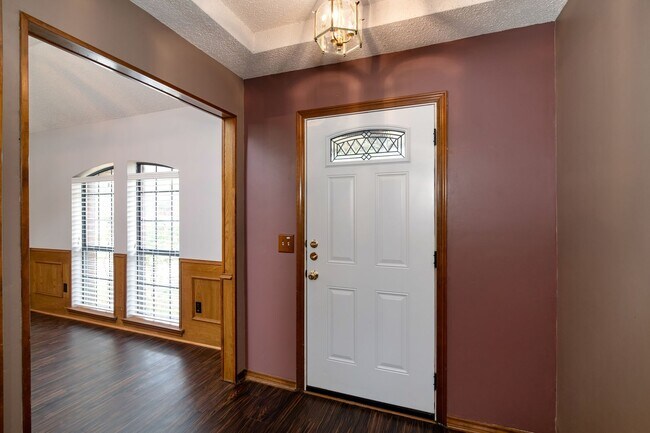 Building Photo - *Cozy Corner Home*