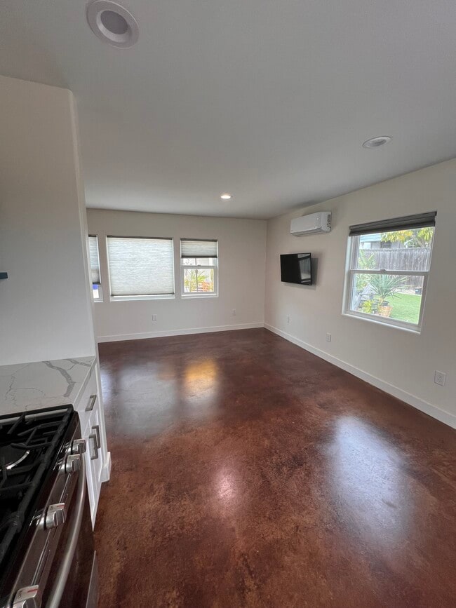 De pie en la cocina - 5703 Adelaide Ave