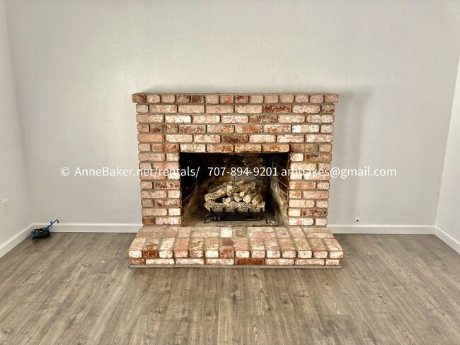 Building Photo - Recently Updated, Single Level, Three Bedr...
