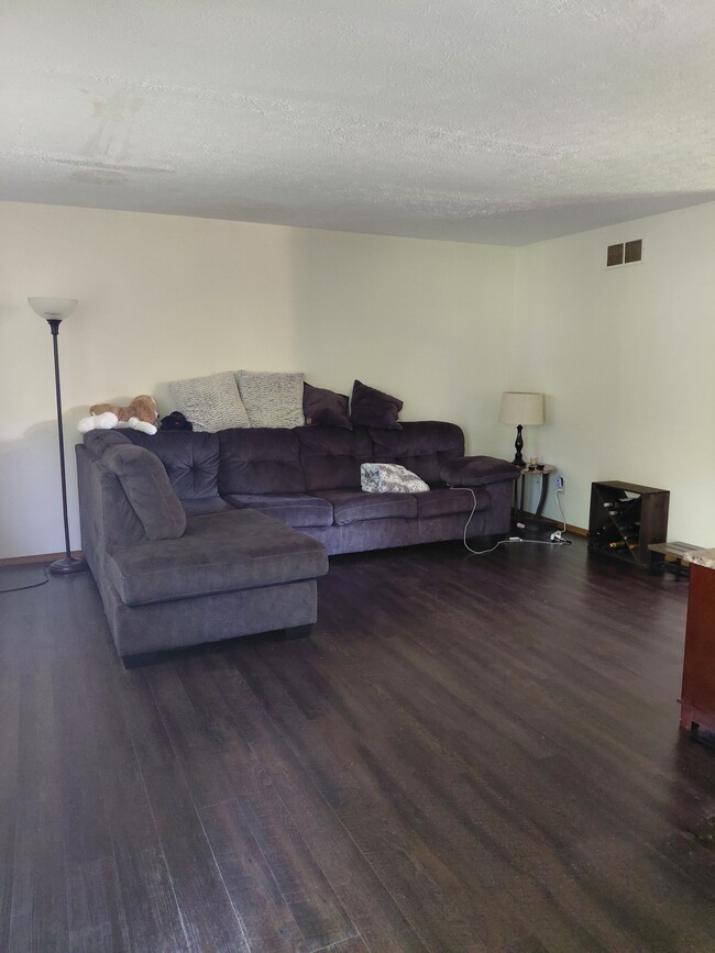 Building Photo - 402 s. Village Ct.