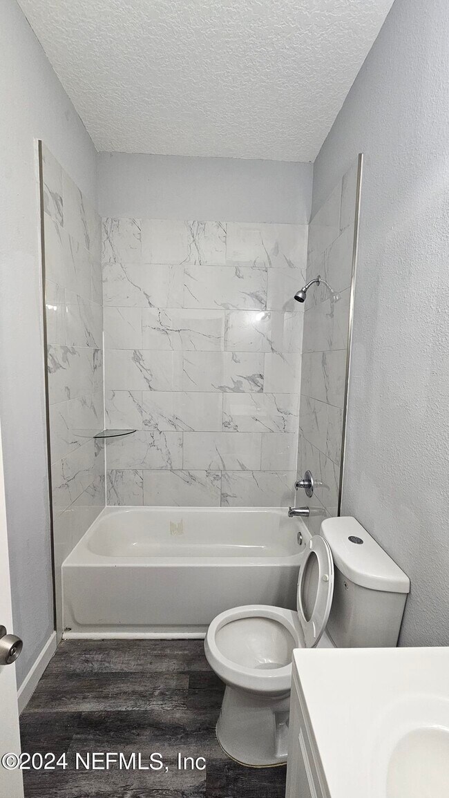 Foto del edificio - 1446 W 23rd St