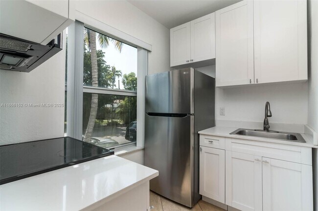 Foto del edificio - 694 NE 76th St
