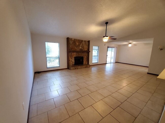 Foto del edificio - Spacious 3 bedroom/2bath/2 car garage in Lake Sarasota - Coming February