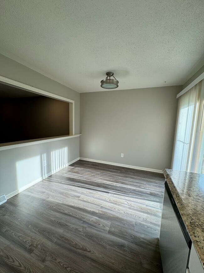 Foto del edificio - Sweet 3 bedroom, 1.5 bathroom duplex in In...