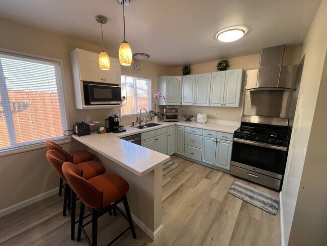 Foto del edificio - Home minutes from the beach