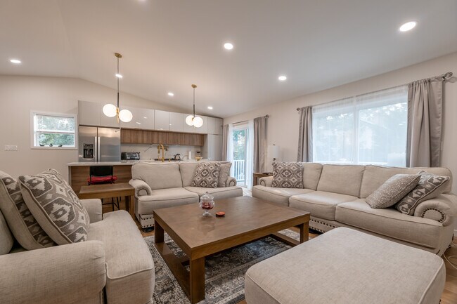 Foto del edificio - 8321 Raymond Ln